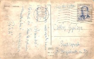 [Kézirat] Sipos István (Sipos I.) válogatott labdarúgó hátvéd baráti üdvözlete Brünnből keltezett képeslapján (1956) Kelt: Brno, 1956. augusztus 16. Vintázs képeslap, mérete: 85x135 mm, nyolc beírt sor. Szövege: "Szívélyes üdvözletem küldöm Brünnből Neked és Szüleidnek. Mindenkit csókolok: Pisti." A Sipos I. (alias Hentes) néven ismert és kedvelt magyar labdarúgó hátvéd (és egyszeres nemzeti válogatott) 1948-tól szerepelt a magyar I. osztályú bajnokságban: 1948-tól a Goldberger SE, 1950-től a Budapesti Honvéd, 1951-től a Szegedi Honvéd, 1954-től a Csepeli Vasas, 1955-től a Szolnoki Légierő csapatában. A futballista számára 1956 pihenőévnek számított, Brünnből keltezett üdvözlete augusztusi nyaralásáról származhat, ez idő szerint sem a válogatottnak, sem nemzetközi kupákban vitézkedő magyar klubcsapattagnak nem volt tagja, így képeslapunk nem egy külföldi labdarúgó mérkőzés dokumentációs köréből való: pusztán magán célzatú. Sipos I. István 1956-ot követően külföldre igazolt: olyan klubcsapatok tagjává vált, mint a VfB Heilbronn (1957) 1957-től nyílt meg számára az út a nemzetközi klubcsapatok előtt, 1957-től a VfR Heilbronn csapatát erősíthette, 1958-től a Bayern München, 1959-től az FSV Frankfurt csapatában játszott. Képeslapunk címzettje a kiterjedt labdarúgó-kapcsolatokkal bíró Ördög György labdarúgó, az NB II-ben szereplő GANZ-MÁVAG futballszakosztály játékosa. Enyhén sérült, enyhén foltos képeslap, hátoldalán bélyeggel, postabélyegzéssel.