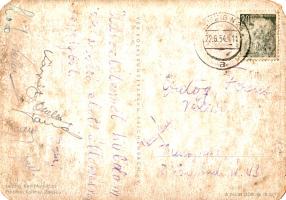 [Kézirat] Ördögh György NB II-es labdarúgó lipcsei üdvözlőlapja Kárpáti Béla, Koós László és más NB I-es labdarúgók aláírásával (1954) Kelt: Lipcse, 1954. Színes képeslap, mérete: 105x145, négy beírt sor. Szövege: "Üdvözletemet küldöm az utolsó előtti állomásról, Leipzigből. Gyuri." További aláírások: Kárpáti Béla (Győri Vasas), Koós László (Győri Vasas) és további négy, elhalványodott aláírás. 1954-ben keletkezett képeslapunk feltehetően a magyar labdarúgás korábbi nagy sikerei nyomán kezdeményezett, keletnémet szakmai körút alkalmából születhetett: a magyar labdarúgás első osztályaiból való futballistáink egy csoportja feltehetően szakmai felkérésre látogathattak végig a keletnémet futball csapatokat, képeslapunk is ennek állít emléket. Képeslapunk címzettje Ördög Ferenc, a kiterjedt labdarúgó-kapcsolatokkal bíró Ördög György NB II-es osztályú labdarúgó apja. Enyhén sérült, enyhén foltos képeslap, hátoldalán bélyeggel, postabélyegzéssel.