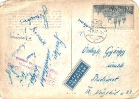 [Kézirat] Sipos Ferenc (Sipos II.) 77-szeres válogatott labdarúgó prágai üdvözlete a magyar válogatott és első osztály több futballistájának (Kovalik Ferenc, Törőcsik II. Ferenc, Bödör László és mások) aláírásával (1957). Kelt: Prága, 1957. május 4. Vintázs képeslap, mérete: 100x 145 mm, négy beírt sor. Szövege: "Szívélyes üdvözletünket küldjük: Feri." Sipos Ferenc (alias Sipos II), (alias Tüdő), minden idők egyik legnagyszerűbb hátvéd játékosa az 1940-es évek végétől került a labdarúgás élvonalába. 1949-től az NB I-es Goldberger SE-ben játszott, majd 1952-től néhány évre az NB II-es Szolnoki Légierőhöz igazolt. Segítségével a szerényebb légierős csapat 1955-ben feljutott az első osztályba, Sipos II. pedig átigazolt az MTK-ba (1956). Nemzetközi kupákban ettől az évtől, a magyar válogatottban 1957-től vett részt. Prágai képeslapunkon a következő azonosított aláírások szerepelnek még: Kovalik Ferenc (Vasas FC), Bödör László (MTK), Törőcsik II. Ferenc (Budapesti Honvéd), Berendi Pál (Vasas FC), Borsányi György (Újpesti Dózsa). Képeslapunk feltehetően a korszakban igen sikeresnek bizonyuló magyar labdarúgó válogatott csehszlovák baráti látogatásának dokumentuma lehet. Képeslapunk címzettje a kiterjedt labdarúgó-kapcsolatokkal bíró Ördög György labdarúgó, az NB II-ben szereplő GANZ-MÁVAG futballszakosztály játékosa. Enyhén sérült, enyhén foltos képeslap, hátoldalán bélyeggel, postabélyegzéssel.