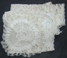 4 db csipke terítő szép állapotban: 50x120 cm, 60x35 cm és 2 db 20 cm átmerőjű