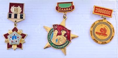 Szovjetunió ~1970-1980. 3db klf festett és műgyantás kitüntetés, közte határőr kitüntetés T:AU,XF Soviet Union ~1970-1980. 3pcs of mixed painted and and synthetic resined badge, with border guard badge C:AU,XF