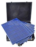 Fekete műbőr zárható érmetartó koffer újszerű állapotban, benne 9db érmetartó tálca + védőtálca, vegyes férőhelyekkel (összesen 332 férőhely) + a hozzá tartozó 2db kulccsal T:jó, kisebb felületi sérülések a műbőrön, tálca tető sérülés