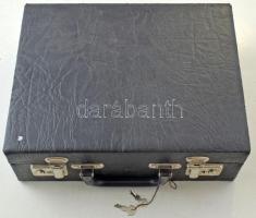 Fekete műbőr zárható érmetartó koffer újszerű állapotban, benne 9db érmetartó tálca + védőtálca, veg...