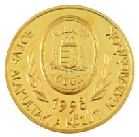 Tóth Sándor (1933-) 1998. "Állami Útőr - 40 éve alakultak a közúti igazgatóságok / Állami Közútkezelők - A közutak szolgálatában" aranyozott bronz emlékérem tokban (42,5mm) T:AU