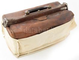 Fecskendők, farkas fecskendő, stb hozzá régi sztetoszkóp és bontatlan Török féle Peruvianum balzsam Antik XIX. sz i orvosi táskában