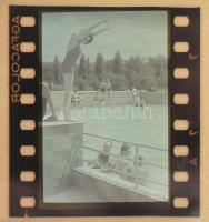 Hölgyek a strandon, 2 db Agfacolor diapozitív, 2,5×3 cm