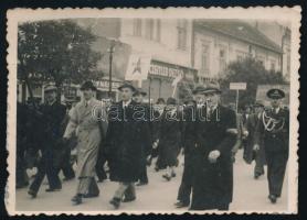 cca 1940 Marosvásárhelyi (Erdély) felvonulás, fotó, 6×9 cm