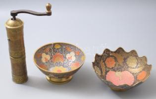 Réz daráló kávé örlő + 2 db zománc festett réz tál. 22 cm