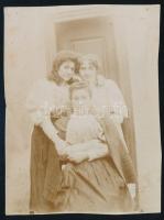 cca 1900 Czullik Jozefin, Inez és Betti, Czullik Ágost, a Lichtenstein hercegi kertek igazgatójának felesége és gyermekei, fotó, jelzés nélkül, körbevágva, 11x8 cm