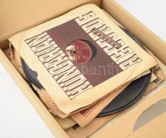 Egy doboznyi gramofon lemez és vinyl lemez.