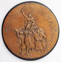 Millenniumi emlék 1896 Árpád fejedelemmé választása 1896. Fém plakett / fali dísz fa alapon d: 23 cm