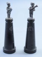 2 db éneklő és zenélő puttó szobor. Ón figura, márvány posztamensen 18 cm