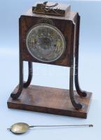 Asztali óra negyedütős, figurális réz díszítéssel. Működő szerkezettel. Ingajáratos, sérült házzal. lába ragasztott, talpazatról elvált 36 cm inga nem hozzá való