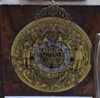 Asztali óra negyedütős, figurális réz díszítéssel. Működő szerkezettel. Ingajáratos, sérült házzal. ...