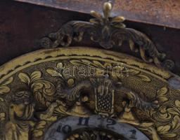 Asztali óra negyedütős, figurális réz díszítéssel. Működő szerkezettel. Ingajáratos, sérült házzal. ...