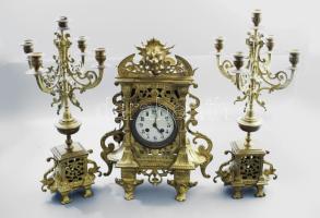 Bronz kandallóóra készlet asztali óra és két gyertyatartó párban. Óra szatír fejes felesütős, ingajáratos. szép zománc számlappal. Működő, jó állapotban. m: 45, 50 cm