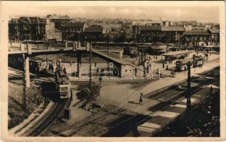 1951 Budapest II. Széll Kálmán tér (Moszkva tér), villamosok. Művészeti Alkotások (gyűrődések / creases)