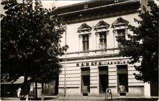 Székelykeresztúr, Székely-Keresztúr, Kristur, Cristuru Secuiesc; Hangya áruraktára. Nagy fényképész felvétele / warehouse. photo (lyuk / pinhole)