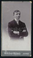 1902 Fiatal férfi portréja, keményhátú fotó Weisz Hugó aradi műterméből, hátoldalán dedikációval és beazonosítandó aláírással, 7,5x4 cm