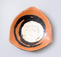 Gorka Lívia (1925 - 2011) Tálka. Kézzel formázott kerámia. Öblében csavart mintázatú, többrétegű, fekete, barna és fehér mázakkal festett és visszakarcolt technikával díszített tálka. Alján jelzett: festett GL monogram. Kis lepattanás! d: 13 cm