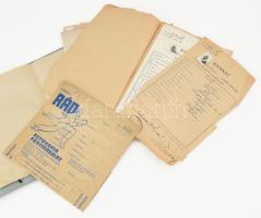 cca 1938-46 Klinger Zoltán (1896-?) izraelita vegyészmérnök és családja hivatalos iratai, össz kb. 30 dokumentum: Flesch Ármin (1865-1944) mohácsi főrabbi autográf aláírása mohácsi izraelita hitközség születési anyakönyvéből származó 2 db kivonaton; spanyol állampolgársági kérelmek 3 db közjegyző által hitelesített fotókópiája 1944-ból és negatívjai; 3 db kötelező adatszolgáltatás Magyarországi Keresztény Zsidók Szövetsége fejléces papírján, Pesti Izraelita Hitközség föllebezése kiskorú vallásváltoztatása ügyében stb. Érdekes, átnézésre érdemes anyag!