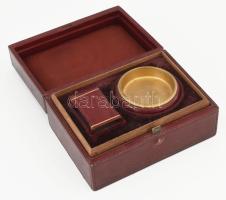 Antik pecsétviasz tartó doboz, bőr borítással, benne régi bizsu ékszerek 14x10 cm