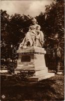 Budapest V. Veres Pálné szobra az Erzsébet téren, később került mai helyére (Duna utca-Veres Pálné utca sarka)