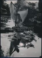 cca 1930-1940 Szendrő István (1908-2000): Balerina a tóparton, pecséttel jelzett fotó, 23×16,5 cm