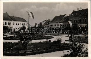 1940 Dés, Dej; bevonulás, a magyar zászló mellett ott a német és az olasz zászló is, köszönve a második bécsi döntést / entry of the Hungarian troops, flags of Nazi Germany and Fascist Italy next to the Hungarian, as a gesture of gratitude in relation to the Second Vienna Award