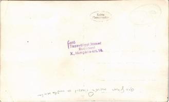 Grafikus művészinasok a műteremben, belső. Foto Tiszavölgyi József / students in the art studio. pho...