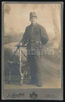 cca 1910-1915 Katona egészalakos portréja bajonettel, lövészbojttal, keményhátú fotó J. Smetak iglói (Iglau / Jihlava) műterméből, részben szétváló hátlappal, 10,5x7 cm