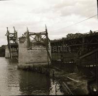 cca 1945-1946 A felrobbantott szolnoki Tisza-híd, 5 db fotónegatív, 6,5×6 cm