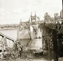 cca 1945-1946 A felrobbantott szolnoki Tisza-híd, 5 db fotónegatív, 6,5×6 cm