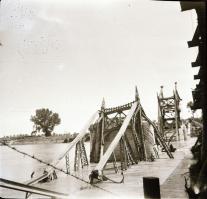 cca 1945-1946 A felrobbantott szolnoki Tisza-híd, 5 db fotónegatív, 6,5×6 cm