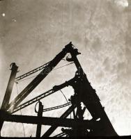 cca 1945-1946 A felrobbantott szolnoki Tisza-híd, 5 db fotónegatív, 6,5×6 cm