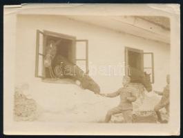 cca 1914-1918 Katonai lovak etetése, fotó kisebb sérülésekkel, 9×12 cm