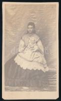 1860-70 Bertalan Pálné Karlovszky Margit és Bertalan Györgyi kislány portréja, keményhátú fotó, jelzés nélkül, hátoldalán nevesített, 10x6 cm