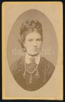 cca 1880 Fiatal hölgy portréja, keményhátú fotó Havelka &amp; W. Hess temesvári műterméből, vágott karton, 10,5×6,5 cm