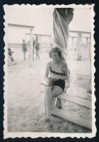 1933 Siófok, fürdőruhás nő könyvvel a kezében, fotó, 8,5×5,5 cm