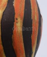 Gorka Lívia (1925-2011): Csíkos váza. Kézzel korongozott, hajszálrepedéssel m: 18 cm