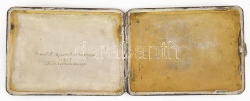 Cigaretta tárca ezüst (Ag) jelzett 1933-as kardverseny gravírozással belül. Jelzett 99 g 12x8 cm