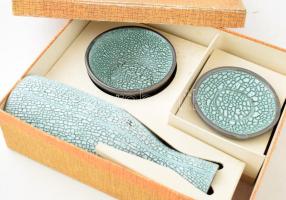 Iparművész kerámia készlet. Kézzel festett, jelzés nélküli, váza, zománclepergéssel, sérült, 30 cm Eredeti dobozában