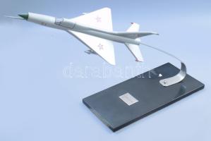 MIG 21-es vadászgép Pestvidéki gépgyár fém öntvény makett 38 cm, gránit talapzaton h: 3,2 cm