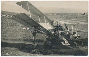 Kászonimpér, Imper; a falu határában lezuhant német repülőgép, háttérben a falu házai, egy ökrös szekér és legelésző juhok / WWI crashed German plane. photo (gyűrődés / crease)