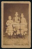 cca 1870 Három kislány portréja, keményhátú fotó Szabó István műterméből (Tolna megye?), hátoldalán pecséttel jelzett, apró sérüléssel, 10,5x6,5 cm