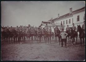cca 1900 Huszárcsapat a Ludovika udvarán, keményhátú fotó, 11,5×16,5 cm