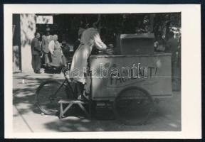 cca 1940 Kerékpárral felszerelt fagylaltos kocsi, szép állapotban, 6,5×9,5 cm