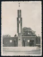 1934 A felavatott győri országzászló díszőrséggel, fotó hátoldalon feliratozva, 11×8 cm