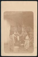 cca 1915 Katonák sertés felbontása közben, fotólap, 13×9 cm