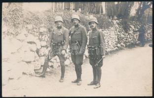 cca 1916 Kézigránátból sosem elég, alaposan felfegyverzett magyar katonák, fotólap, szép állapotban, 9×13,5 cm